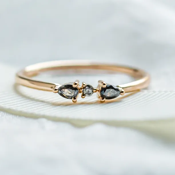 Jemný cluster prsten FINLEY se třemi salt and pepper diamanty