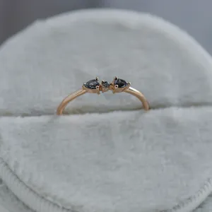 Šikmý pohled na cluster prsten FINLEY se salt and pepper diamanty