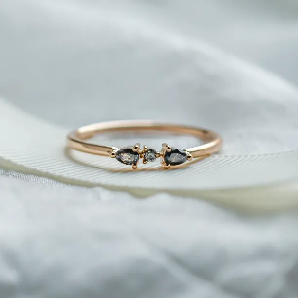 Cluster prsten FINLEY se třemi salt and pepper diamanty v detailním pohledu