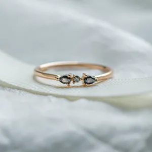 Cluster prsten FINLEY se třemi salt and pepper diamanty v detailním pohledu