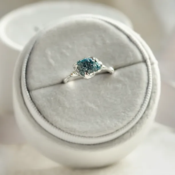 Netradiční prsten s modrým surovým diamantem MARE Image