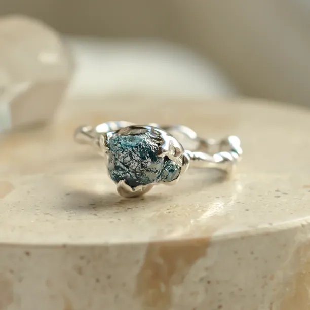 Netradiční prsten s modrým surovým diamantem MARE Image