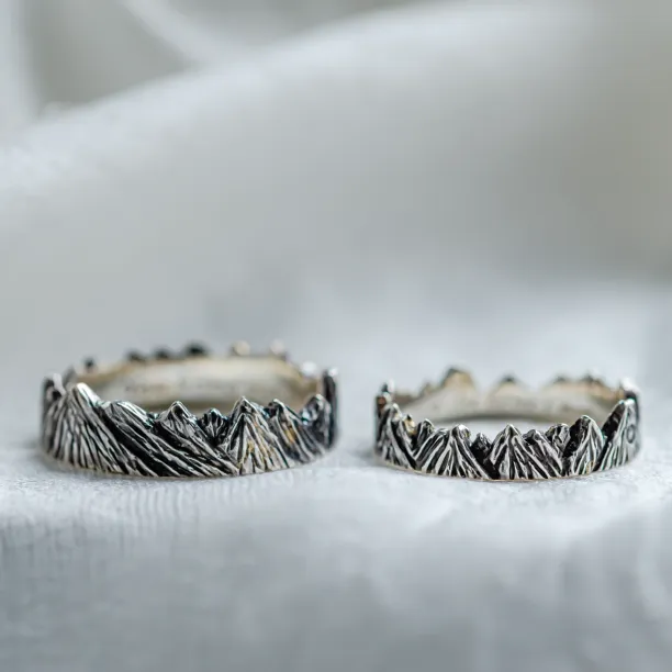Pair of SILVRETTA mountain-shaped wedding rings with black rhodium