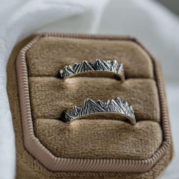 SILVRETTA wedding rings displayed in a jewelry box, showing mountain relief