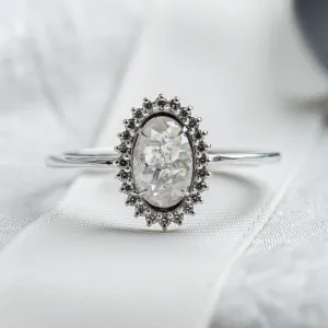 Netradiční halo zásnubní prsten se salt and pepper diamanty RIDLEY