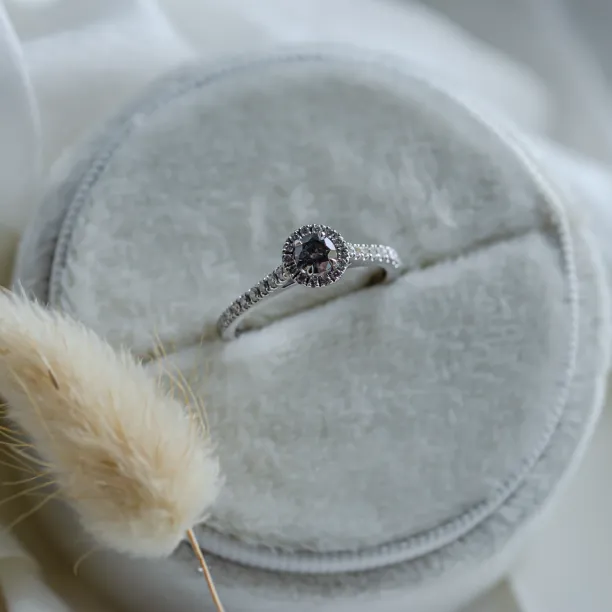 Halo zásnubní prsten se salt and pepper diamanty MARILLA Image
