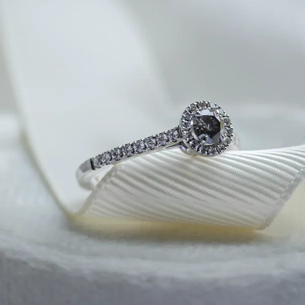 Halo zásnubní prsten se salt and pepper diamanty MARILLA Image