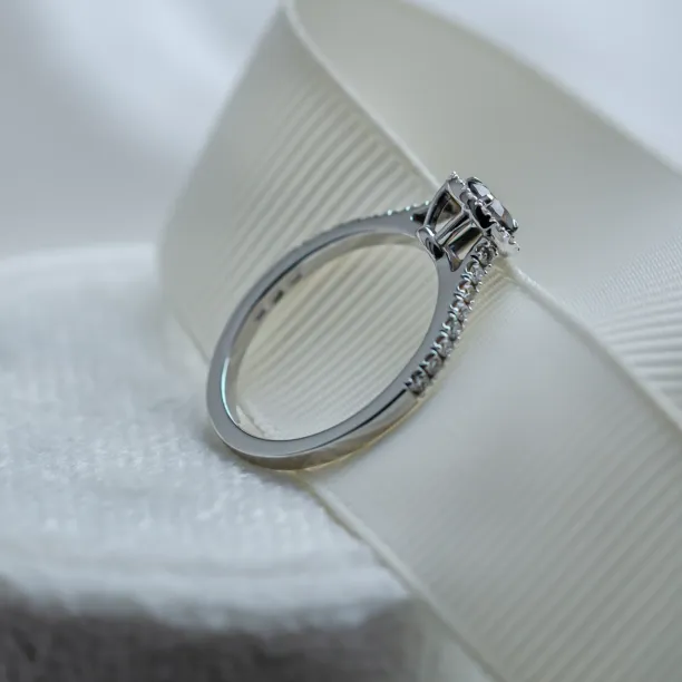 Halo zásnubní prsten se salt and pepper diamanty MARILLA Image