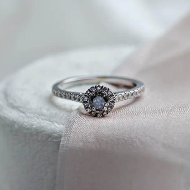 Halo zásnubní prsten se salt and pepper diamanty MARILLA Image