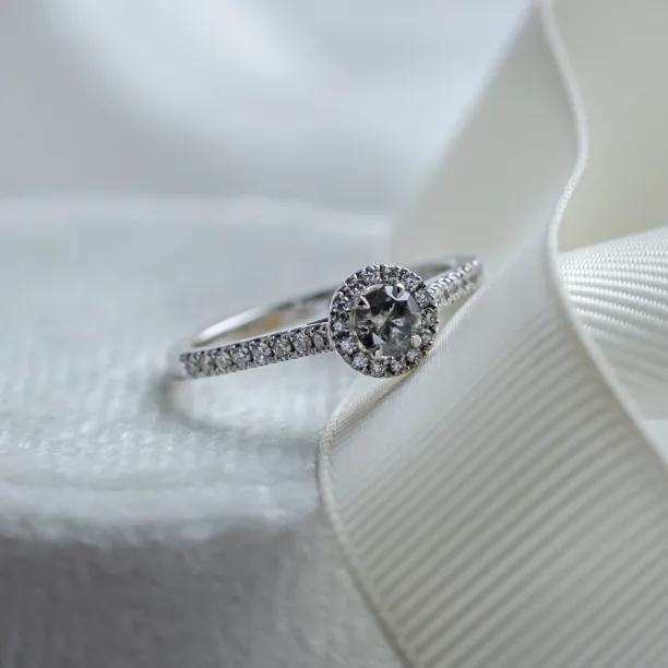Halo zásnubní prsten se salt and pepper diamanty MARILLA Image