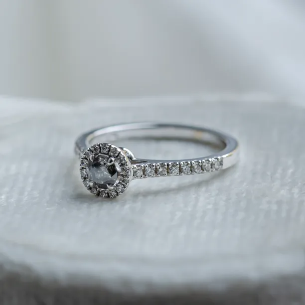Halo zásnubní prsten se salt and pepper diamanty MARILLA Image
