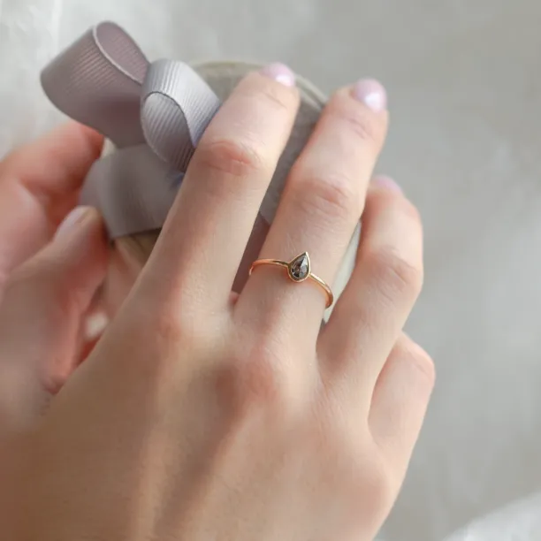 Minimalist engagement ring with pear salt and pepper diamond LAELIA Image