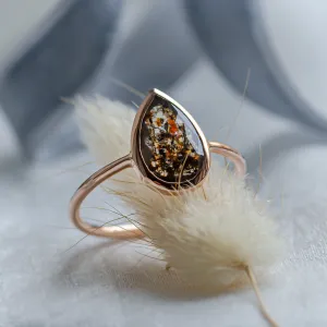 Angled close-up of the FLAVIA gold ring and salt and pepper diamond