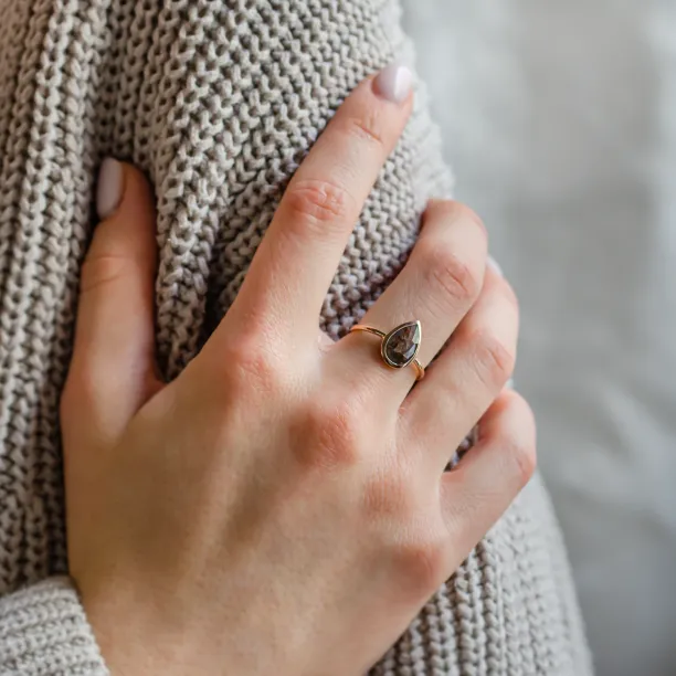 FLAVIA ring with a salt and pepper diamond worn on the hand