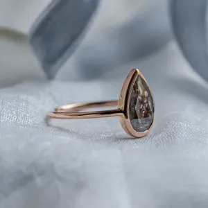 Side view of the FLAVIA gold ring with a salt and pepper diamond