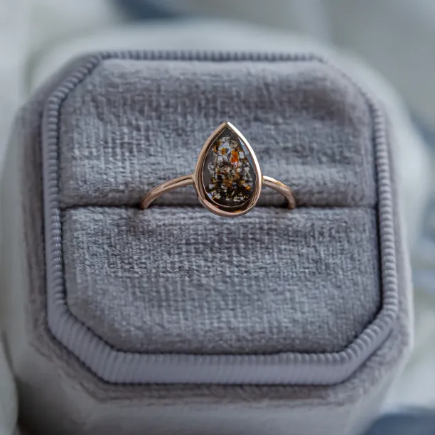 Close-up of the FLAVIA ring with a large salt and pepper diamond