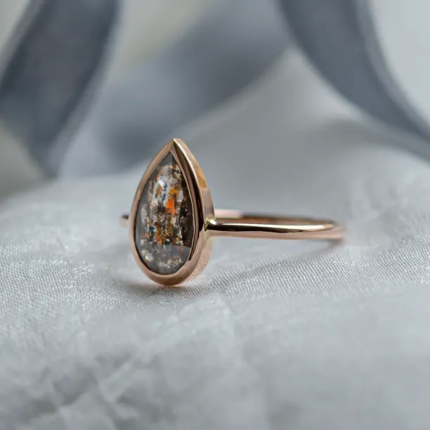 Angled side view of the FLAVIA ring with a salt and pepper diamond