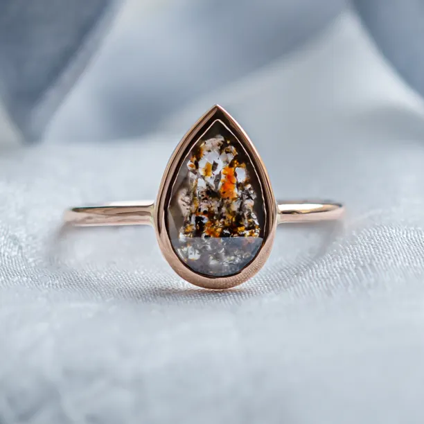 FLAVIA ring with a large salt and pepper diamond