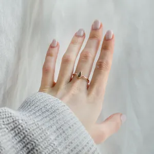 Prsten ANTONIA ve vintage stylu se salt'n'pepper diamantem na ruce
