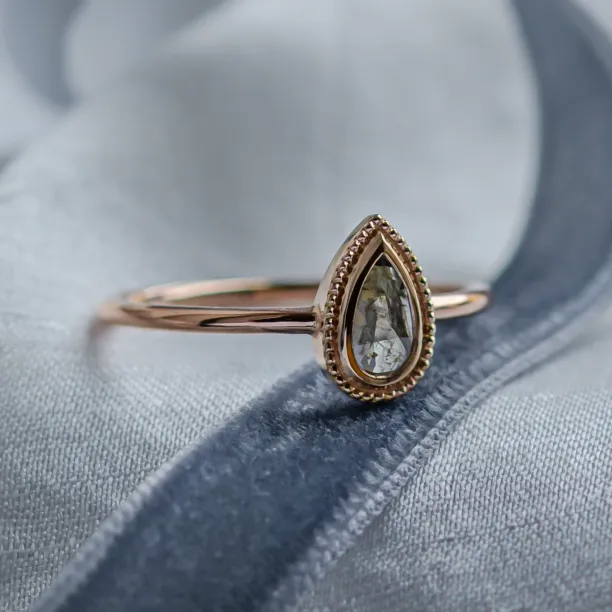 Detailní šikmý pohled na prsten ANTONIA a jeho salt'n'pepper diamant