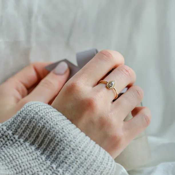 Prsten ANTONIA ve vintage stylu se salt'n'pepper diamantem nošený na ruce