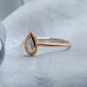 Boční pohled na prsten ANTONIA se salt'n'pepper diamantem