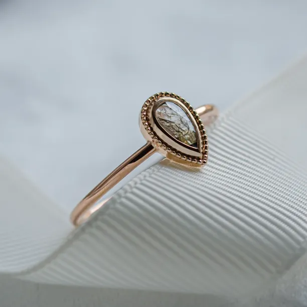 Detailní pohled na kapkovitý salt'n'pepper diamant v prstenu ANTONIA