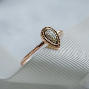 Detailní pohled na kapkovitý salt'n'pepper diamant v prstenu ANTONIA