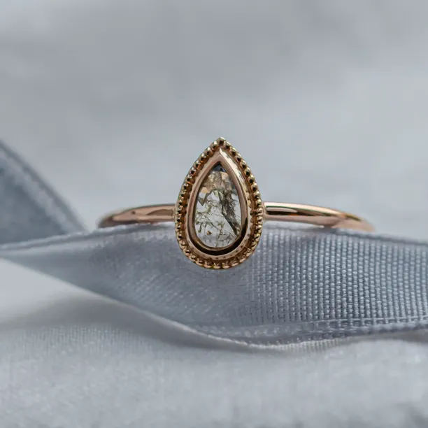 Detail prstenu ANTONIA ve vintage stylu se salt'n'pepper diamantem