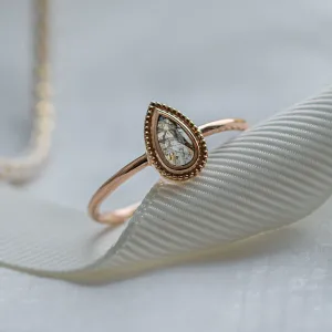 Šikmý pohled na prsten ANTONIA ve vintage stylu se salt'n'pepper diamantem