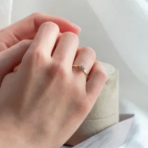 Zlatý zásnubní prsten CAMILLIA s moissanity na ruce