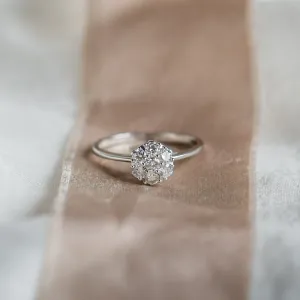 Detail zásnubního prstenu CECILIA ve 14K bílém zlatě