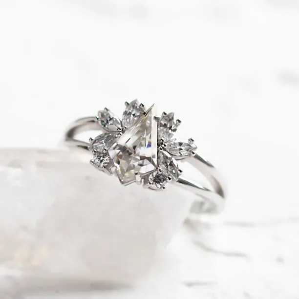 Vintage engagement ring in gold with moissanites THEODORE Image