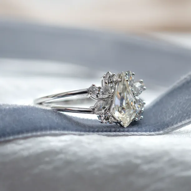 Vintage engagement ring in gold with moissanites THEODORE Image