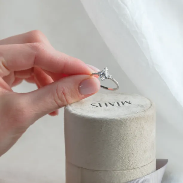 Luxury golg ring with moissanites ROGER Image