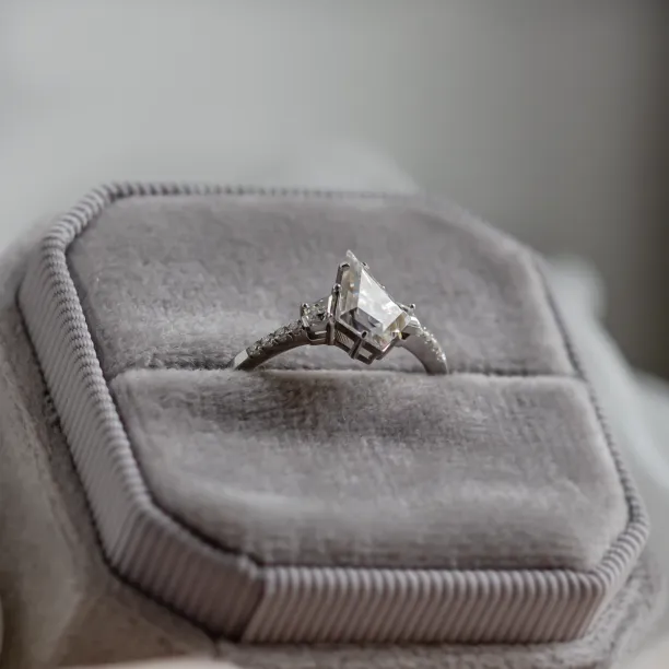 Luxury golg ring with moissanites ROGER Image