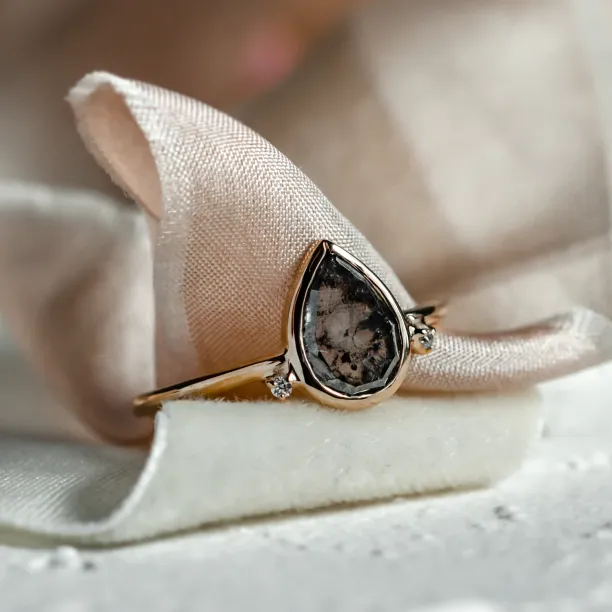 Detailní šikmý pohled na cluster prsten KERELA se salt and pepper diamanty