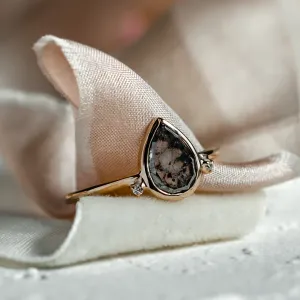 Detailní šikmý pohled na cluster prsten KERELA se salt and pepper diamanty