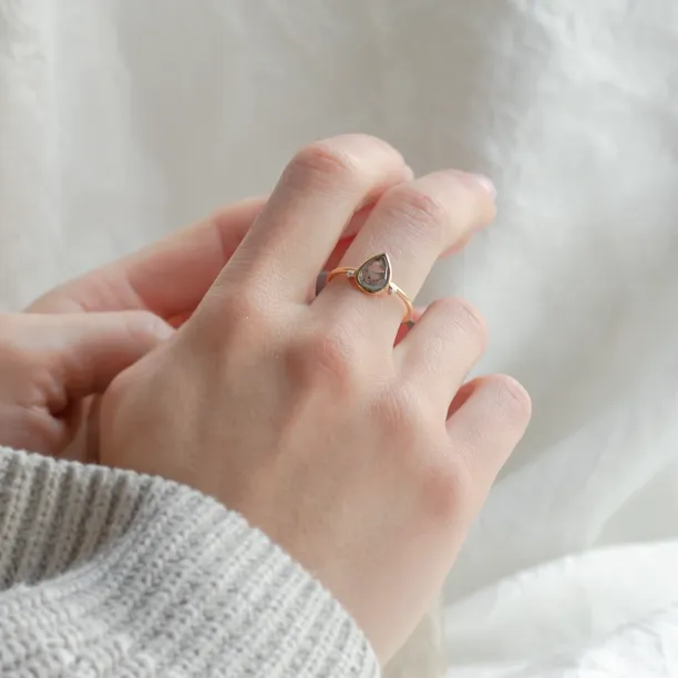 Cluster prsten KERELA se salt and pepper diamanty navlečený na prstu