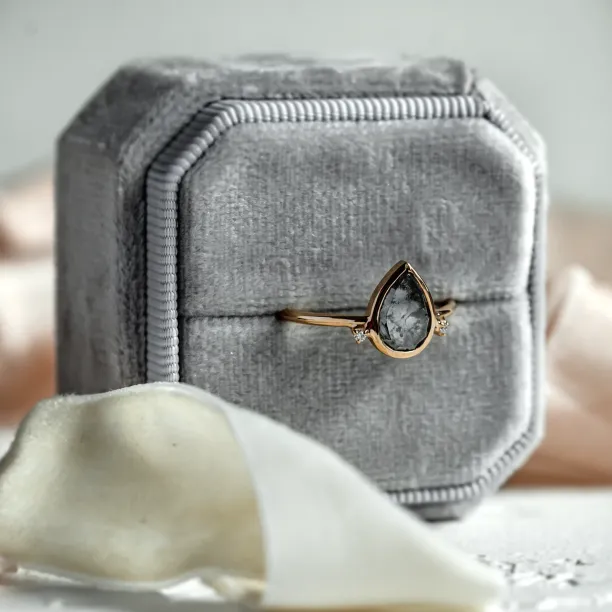 Boční pohled na cluster prsten KERELA se salt and pepper diamanty