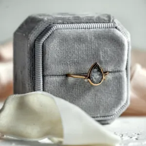Boční pohled na cluster prsten KERELA se salt and pepper diamanty