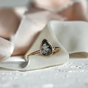Detailní pohled na cluster prsten KERELA se salt and pepper diamanty
