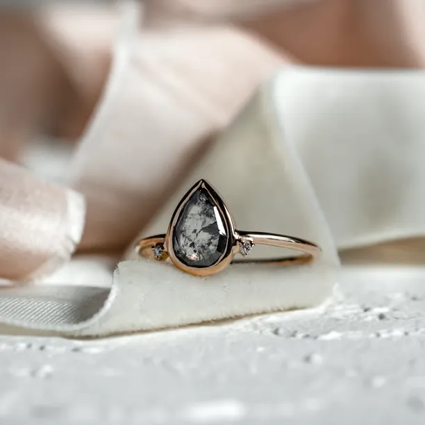 Detailní pohled na cluster prsten KERELA se salt and pepper diamanty