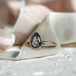 Detailní pohled na cluster prsten KERELA se salt and pepper diamanty