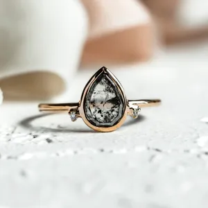 Cluster prsten KERELA se salt and pepper diamanty a centrálním pear diamantem