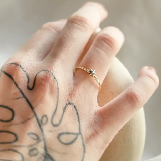 Minimalistický prsten se salt and pepper diamantem ve tvaru hexagon HEXI