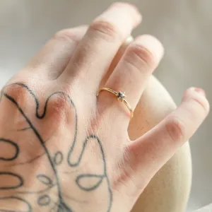 Minimalistický prsten se salt and pepper diamantem ve tvaru hexagon HEXI