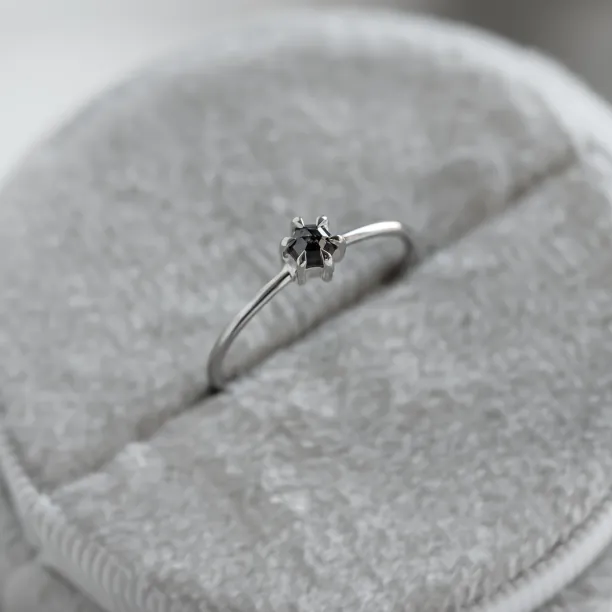 Minimalistický prsten se salt and pepper diamantem ve tvaru hexagon HEXI