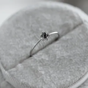 Minimalistický prsten se salt and pepper diamantem ve tvaru hexagon HEXI