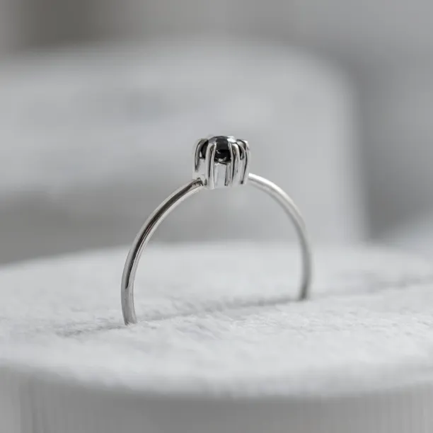 Minimalistický prsten se salt and pepper diamantem ve tvaru hexagon HEXI